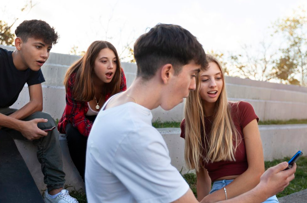 Adicción a las redes en Bahía Blanca: el análisis de padres sobre el vacío legal y el riesgo juvenil hoy