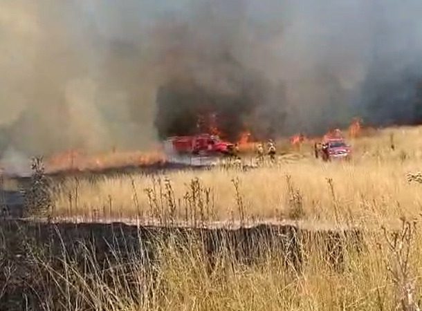 Controlan un voraz incendio en el sector del Dique Paso de las Piedras