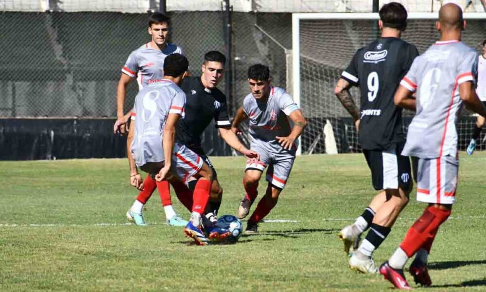 Liniers empató de visitante en los cuartos de final del Regional Amateur