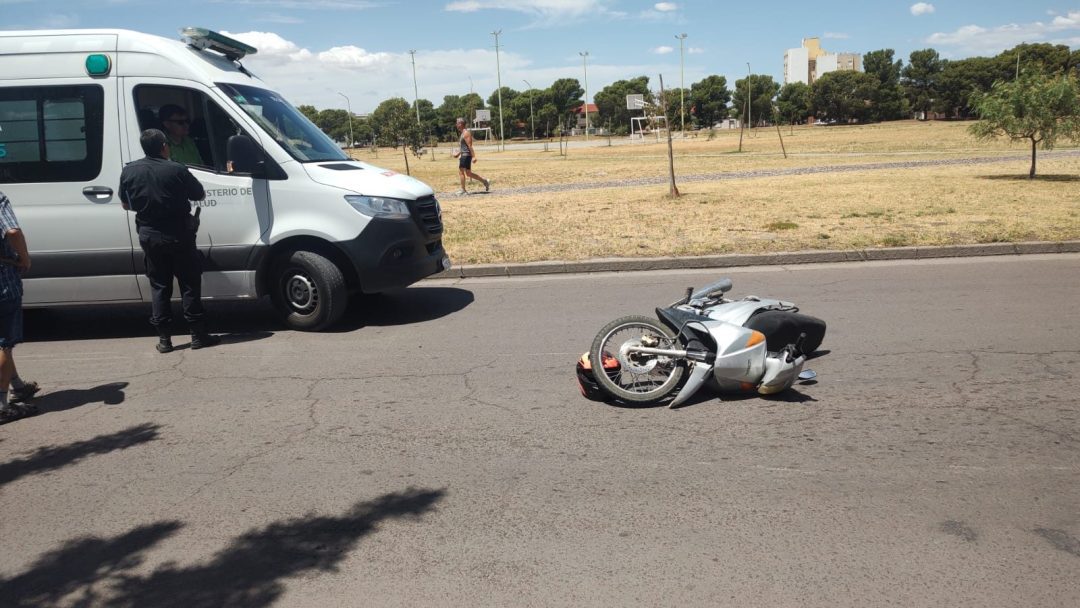 Choque en calle 17 de Mayo: una mujer hospitalizada tras una colisión hoy al mediodía