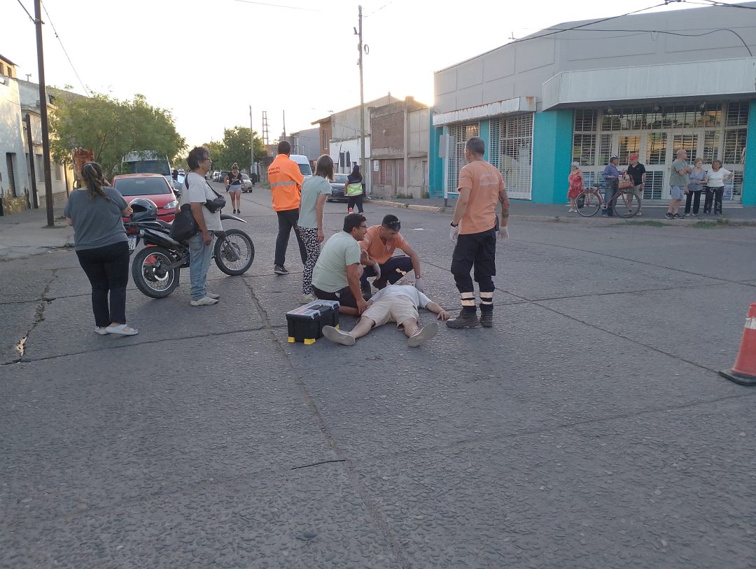 Motociclista herido tras un choque y fuga en la esquina de Juan Molina y Don Bosco