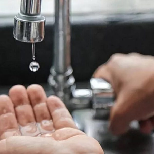 Santa Rosa activa puntos de asistencia de agua tras la rotura del acueducto