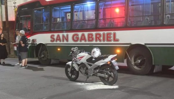 Dramático accidente en el centro: un motociclista terminó debajo de un colectivo