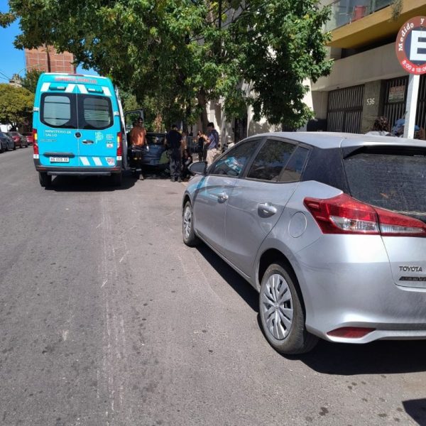 Accidente en el centro bahiense: colisión entre una moto eléctrica y un auto