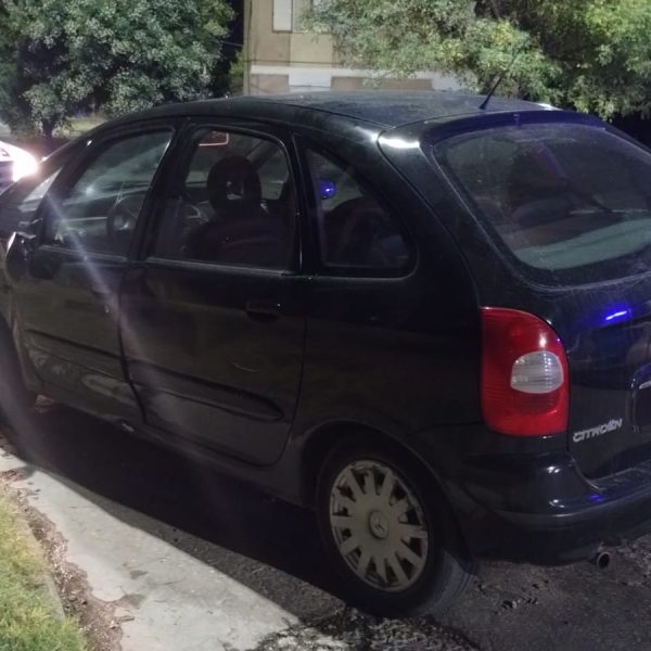 Madrugada accidentada en Bahía Blanca: un motociclista hospitalizado tras un fuerte choque