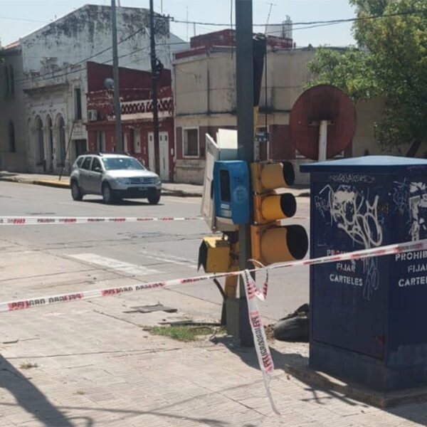 Un conductor derribó un semáforo tras un choque múltiple en el centro