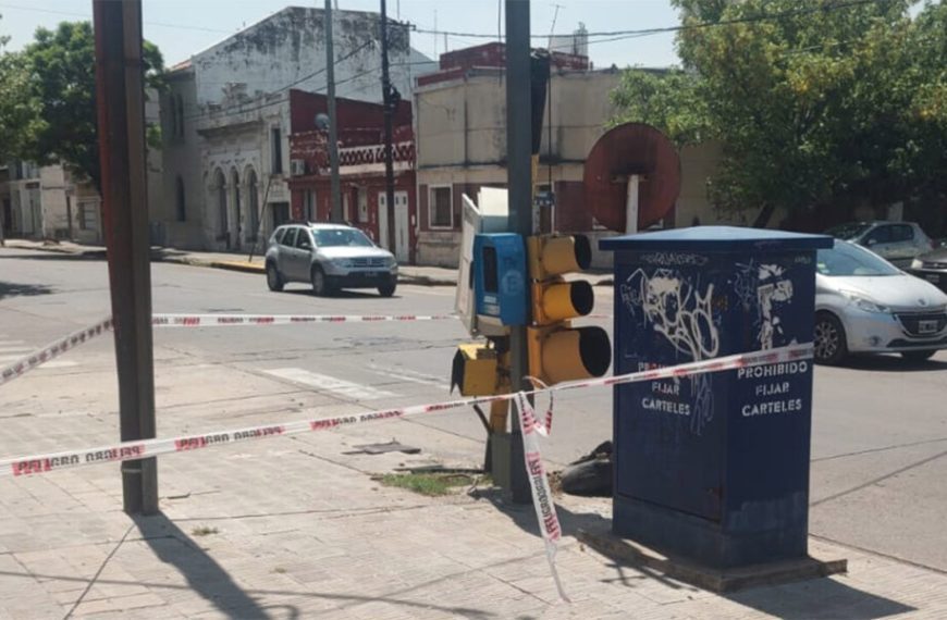 Un conductor derribó un semáforo tras un choque múltiple en el centro