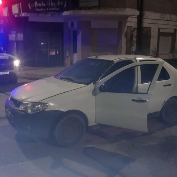 Sorprenden a un ladrón empujando un auto en plena calle para robarlo