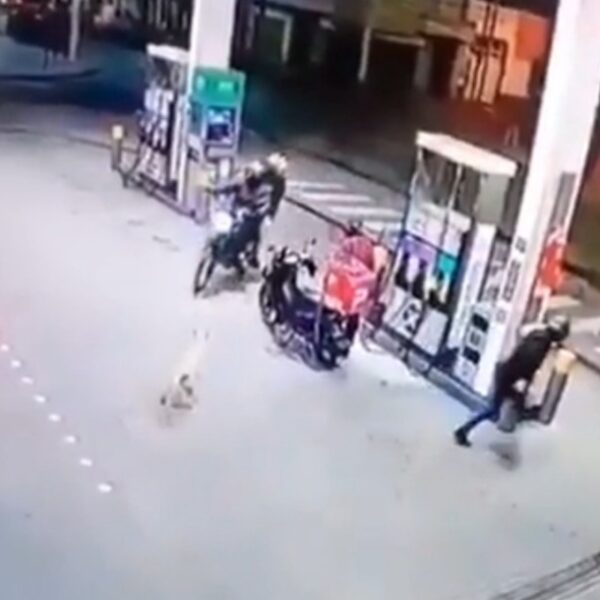 Lomas del Mirador: un repartidor se defendió a tiros de un robo y puso en fuga a cuatro motochorros